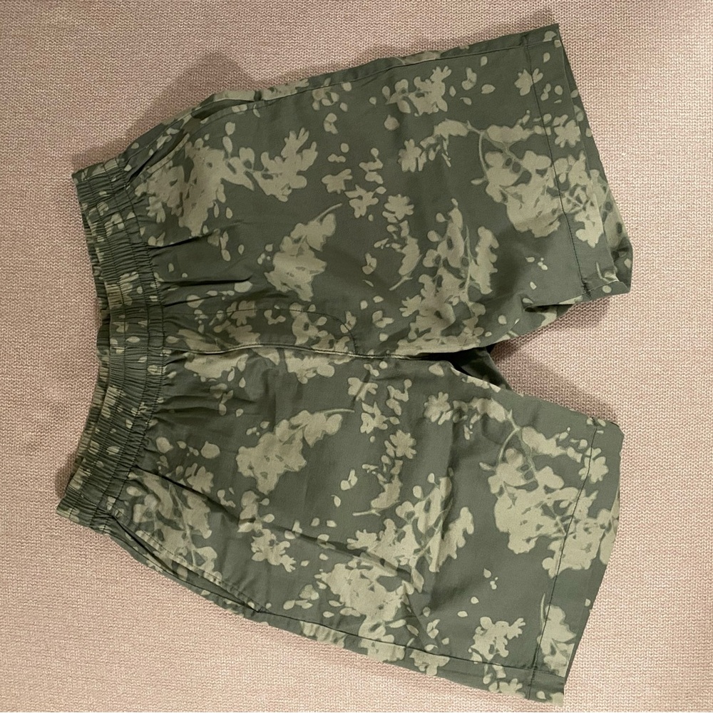 Uniqlo Green Camouflage Floral Men's Shorts